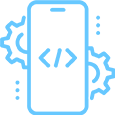 Contorno azul de un smartphone con corchetes de código en la pantalla y dos engranajes de fondo, símbolo del desarrollo o la programación de aplicaciones móviles.